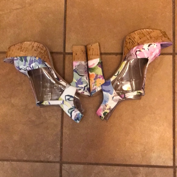 Trending look! Dolce Vita floral platform heels EUC - Picture 4 of 10